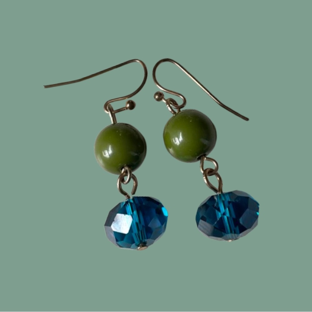🚨🚨FINAL SALE!!!!🚨🚨 Vintage faceted art glass & green plastic orb dangle earrings